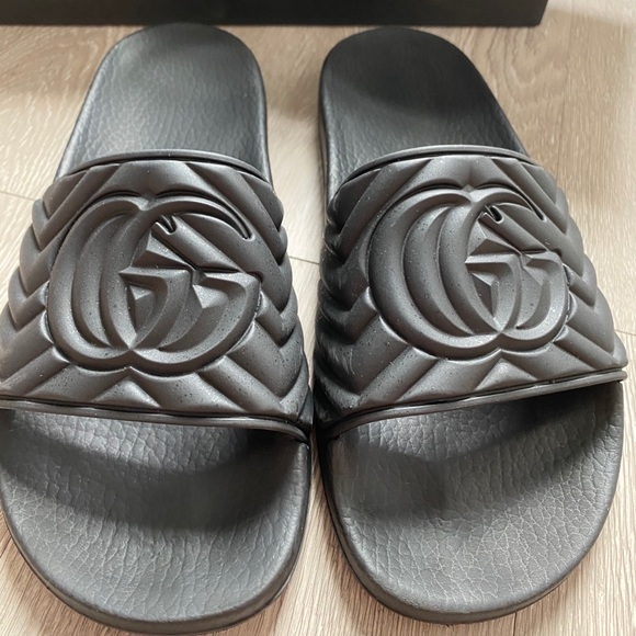 Gucci Matelassé Rubber Slides - Picture 3 of 6